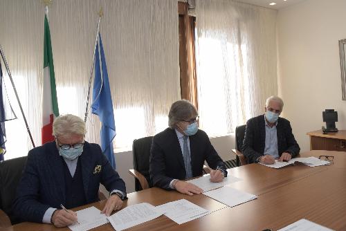 L'assessore regionale alle Attività produttive Sergio Emidio Bini, Antonio Paoletti e Fabio Pillon durante la firma dell'accordo quadro